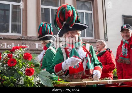 Tausende Jecken beim Strassenkarneval am Rosenmontag 12.02.2024 in Köln. Foto: Herbert Reul CDU, Innenminister des Landes Nordrhein-Westfalen der Rosenmontagszug in Köln ist mit einer Laenge von 7,5 Kilometern landesweit der groesste. Rund 175 Wagen, darunter 25 Persiflagewagen mit politischen Motiven, ziehen durch die Innenstadt. Siehe epd-Meldung vom 12.02.2024 REDAKTIONELLE VERWENDUNG NUR *** Tausende von Nachtschwärmern beim Straßenkarneval am Rosenmontag 12 02 2024 in Köln Foto Herbert Reul CDU, Innenminister Nordrhein-Westfalens mit einer Länge von 7,5 Kilometern, der Rosenmontagsparade i Stockfoto