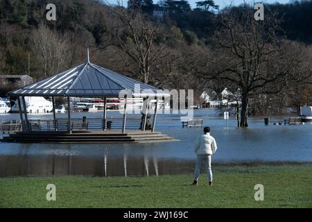 Henley on Thames, Großbritannien. Februar 2024. Hochwasser um den Bandständer herum. Die Themse ist bei Henley on Thames in Oxfordshire über die Ufer geplatzt. Für Henley, Remenham und Medmenham gibt es eine Hochwasserwarnung für die Themse. Es ist mit Überschwemmungen zu rechnen, und es wird erwartet, dass die Flusspegel weiter steigen. Quelle: Maureen McLean/Alamy Live News Stockfoto