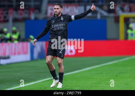 Mailand, Italien. Februar 2024. Davide Calabria vom AC Mailand gibt während des Fußballspiels der Serie A 2023/24 zwischen dem AC Mailand und dem SSC Napoli im San Siro Stadion Gesten aus. Endresultate; Mailand 1 | 0 Neapel. Quelle: SOPA Images Limited/Alamy Live News Stockfoto