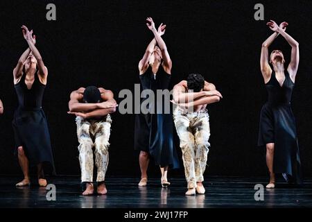 Teile der Generalprobe der São Paulo Dance Company, die ihr Debüt in Großbritannien und London in Sadler’s Wells gibt. Ausschnitte aus Nacho Duatos Gnawa, 2005 entstanden und 2009 neu inszeniert. Es ist ein Tanzwerk, das von der mystischen islamischen Gemeinschaft der Gnawa inspiriert wurde, die von den Berbern als Sklaven nach Nordafrika gebracht wurden, die zu hypnotischer und ritueller Musik Nordafrikas verführen. Stockfoto