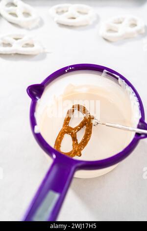 Pretzel Twist Mit Schokoladenüberzogene Gourmet-Spezialitäten Stockfoto