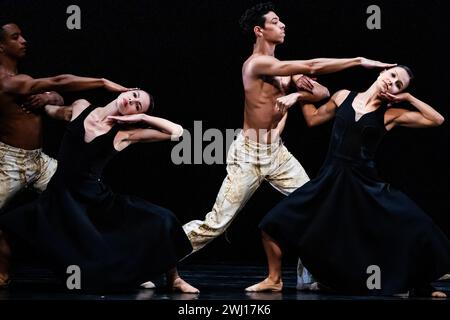 Teile der Generalprobe der São Paulo Dance Company, die ihr Debüt in Großbritannien und London in Sadler’s Wells gibt. Ausschnitte aus Nacho Duatos Gnawa, 2005 entstanden und 2009 neu inszeniert. Es ist ein Tanzwerk, das von der mystischen islamischen Gemeinschaft der Gnawa inspiriert wurde, die von den Berbern als Sklaven nach Nordafrika gebracht wurden, die zu hypnotischer und ritueller Musik Nordafrikas verführen. Stockfoto