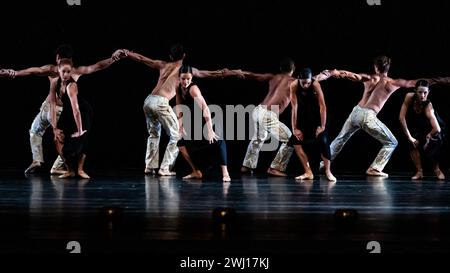 Teile der Generalprobe der São Paulo Dance Company, die ihr Debüt in Großbritannien und London in Sadler’s Wells gibt. Ausschnitte aus Nacho Duatos Gnawa, 2005 entstanden und 2009 neu inszeniert. Es ist ein Tanzwerk, das von der mystischen islamischen Gemeinschaft der Gnawa inspiriert wurde, die von den Berbern als Sklaven nach Nordafrika gebracht wurden, die zu hypnotischer und ritueller Musik Nordafrikas verführen. Stockfoto