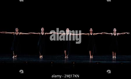 Teile der Generalprobe der São Paulo Dance Company, die ihr Debüt in Großbritannien und London in Sadler’s Wells gibt. Ausschnitte aus Nacho Duatos Gnawa, 2005 entstanden und 2009 neu inszeniert. Es ist ein Tanzwerk, das von der mystischen islamischen Gemeinschaft der Gnawa inspiriert wurde, die von den Berbern als Sklaven nach Nordafrika gebracht wurden, die zu hypnotischer und ritueller Musik Nordafrikas verführen. Stockfoto