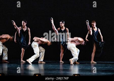 Teile der Generalprobe der São Paulo Dance Company, die ihr Debüt in Großbritannien und London in Sadler’s Wells gibt. Ausschnitte aus Nacho Duatos Gnawa, 2005 entstanden und 2009 neu inszeniert. Es ist ein Tanzwerk, das von der mystischen islamischen Gemeinschaft der Gnawa inspiriert wurde, die von den Berbern als Sklaven nach Nordafrika gebracht wurden, die zu hypnotischer und ritueller Musik Nordafrikas verführen. Stockfoto