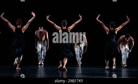 Teile der Generalprobe der São Paulo Dance Company, die ihr Debüt in Großbritannien und London in Sadler’s Wells gibt. Ausschnitte aus Nacho Duatos Gnawa, 2005 entstanden und 2009 neu inszeniert. Es ist ein Tanzwerk, das von der mystischen islamischen Gemeinschaft der Gnawa inspiriert wurde, die von den Berbern als Sklaven nach Nordafrika gebracht wurden, die zu hypnotischer und ritueller Musik Nordafrikas verführen. Stockfoto