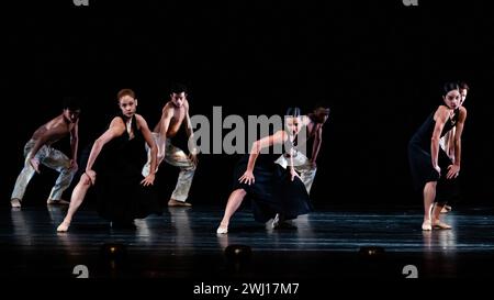 Teile der Generalprobe der São Paulo Dance Company, die ihr Debüt in Großbritannien und London in Sadler’s Wells gibt. Ausschnitte aus Nacho Duatos Gnawa, 2005 entstanden und 2009 neu inszeniert. Es ist ein Tanzwerk, das von der mystischen islamischen Gemeinschaft der Gnawa inspiriert wurde, die von den Berbern als Sklaven nach Nordafrika gebracht wurden, die zu hypnotischer und ritueller Musik Nordafrikas verführen. Stockfoto