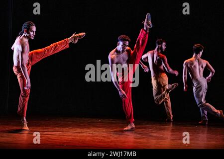 Teile der Generalprobe der São Paulo Dance Company, die ihr Debüt in Großbritannien und London in Sadler’s Wells gibt. Auszüge aus der Agora von Cassi Abranches. Sie wurde 2019 gegründet und bildet den Abschluss des SPDC-Programms. Die Körperbewegung jedes Tänzers wird zu den perkussiven Beats und Bass-Grooves der Partitur geformt, die Schlagzeug und afro-brasilianische Percussion mit Rockmusik und Gesang kombiniert. Stockfoto