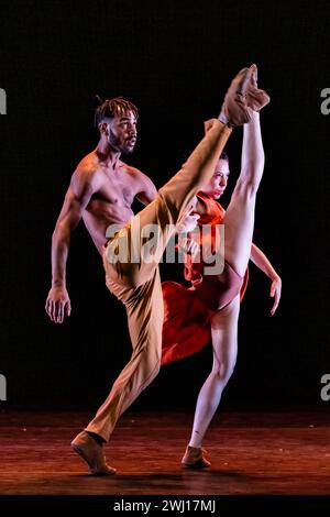 Teile der Generalprobe der São Paulo Dance Company, die ihr Debüt in Großbritannien und London in Sadler’s Wells gibt. Auszüge aus der Agora von Cassi Abranches. Sie wurde 2019 gegründet und bildet den Abschluss des SPDC-Programms. Die Körperbewegung jedes Tänzers wird zu den perkussiven Beats und Bass-Grooves der Partitur geformt, die Schlagzeug und afro-brasilianische Percussion mit Rockmusik und Gesang kombiniert. Stockfoto