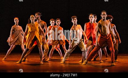 Teile der Generalprobe der São Paulo Dance Company, die ihr Debüt in Großbritannien und London in Sadler’s Wells gibt. Auszüge aus der Agora von Cassi Abranches. Sie wurde 2019 gegründet und bildet den Abschluss des SPDC-Programms. Die Körperbewegung jedes Tänzers wird zu den perkussiven Beats und Bass-Grooves der Partitur geformt, die Schlagzeug und afro-brasilianische Percussion mit Rockmusik und Gesang kombiniert. Stockfoto