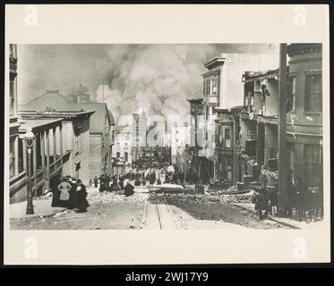 Das Foto zeigt Menschen, die auf der Sacramento Street stehen und das Feuer in der Ferne beobachten. Stockfoto