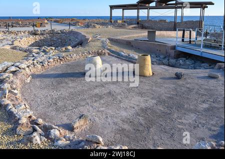 Zwei alte Container im Boden eines Gebäudes. Ruinen und Rekonstruktion eines mittelalterlichen Bauwerks in La Illeta archäologisches Wahrzeichen. Stockfoto