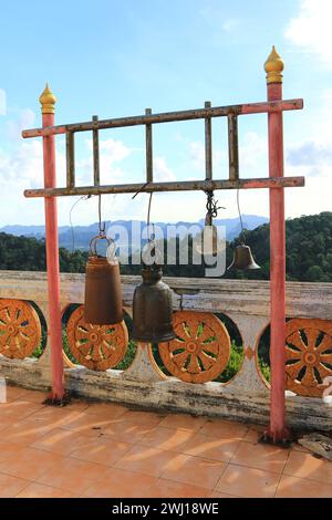 Provinz Krabi, Thailand. Religiöse Symbole auf der Spitze des Tigerhöhle-Tempels. Stockfoto