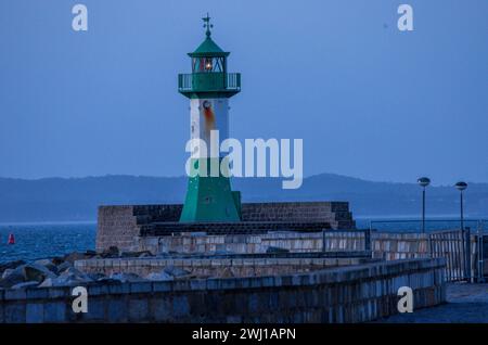 Sassnitz, Deutschland. Februar 2024. Die Pier-Lichter von Sassnitz an den Pier-Köpfen des Stadthafens auf der Ostseeinsel Rügen. Quelle: Jens Büttner/dpa/Alamy Live News Stockfoto