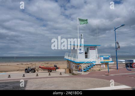 Langrune Sur Mer, Frankreich - 28.07.2023: Blick auf das Rettungszentrum von der Anlegestelle bei Sonnenaufgang Stockfoto