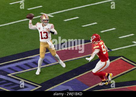 Februar 2024; Las Vegas, Nevada, USA; San Francisco 49ers Quarterback Brock Purdy (13) wirft den Ball im ersten Quartal gegen den Kansas City Chiefs Linebacker Leo Chenal (54) im Allegiant Stadium während des Super Bowl LVIII. die Chiefs besiegten die 49ers 25-22 in Überstunden. (Stan Szeto / Bild von Sport) Stockfoto