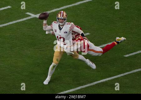 Februar 2024; Las Vegas, Nevada, USA; San Francisco 49ers Quarterback Brock Purdy (13) wirft den Ball im dritten Quartal gegen Kansas City Chiefs Linebacker Leo Chenal (54) im Allegiant Stadium während des Super Bowl LVIII. die Chiefs besiegten die 49ers 25-22 in Überstunden. (Stan Szeto / Bild von Sport) Stockfoto
