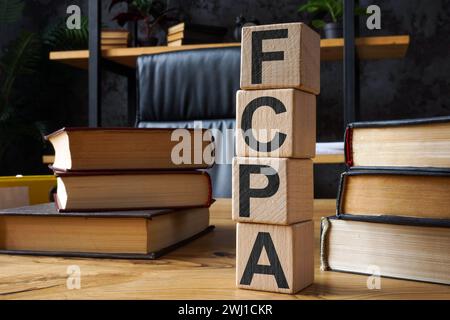 FCPA Foreign Corrupt Practices Act. Holzwürfel mit Buchstaben auf dem Bürotisch. Stockfoto