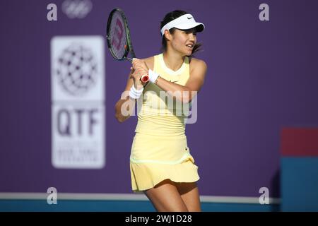 DOHA, KATAR - 12. FEBRUAR: Emma Raducanu aus Großbritannien im Kampf gegen Anhelina Kalinina aus der Ukraine in der ersten Runde am Tag 2 während der Qatar TotalEnergies Open, Teil der Hologic WTA Tour im Khalifa International Tennis and Squash Complex am 12. Februar 2024 in Doha, Katar (MB Media) Credit: MB Media Solutions/Alamy Live News Stockfoto