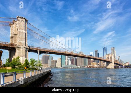 Brooklyn Bridge in New York City Skyline von Manhattan mit Wolkenkratzer des World Trade Center in den USA Stockfoto