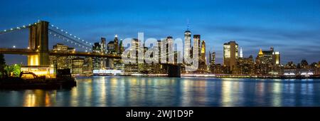New York City Skyline von Manhattan Panorama mit Brooklyn Bridge und World Trade Center Wolkenkratzer bei Nacht in den USA Stockfoto