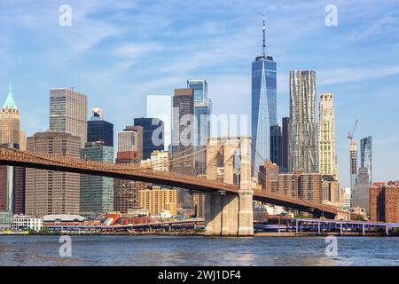 New York City Skyline von Manhattan mit Brooklyn Bridge und World Trade Center Wolkenkratzer in den USA Stockfoto