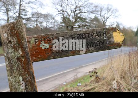 Öffentlicher Fußweg Schild nach Epsom Common, Epsom, South London, England Stockfoto