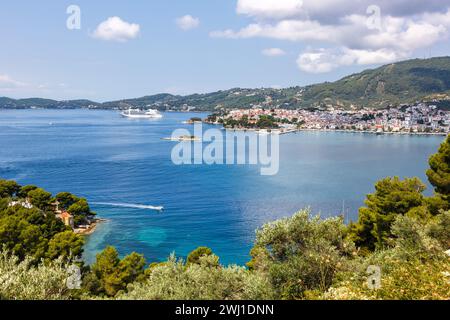 Skiathos Stadt mit Kreuzfahrtschiffurlaub am Meer auf der Mittelmeerinsel Skiathos, Griechenland Stockfoto