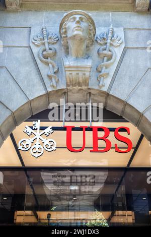 Logo der UBS Bank am Hauptsitz des Unternehmens am Paradeplatz in Zürich, Schweiz Stockfoto