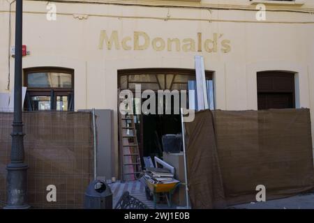 ronda, malaga, spanien 02-07-2024 alter mcdonalds mit Schild wegen Renovierungsarbeiten geschlossen Stockfoto