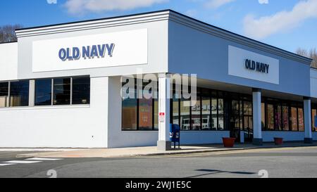 NORWALK, CT, USA - 9. FEBRUAR 2024: Alte Navy Ladenfront mit Schild und schöner sonniger Wintertag Stockfoto