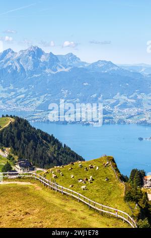 Blick vom Rigi zum Vierwaldstättersee und den Pilatusalpen Porträtformat in der Schweiz Stockfoto