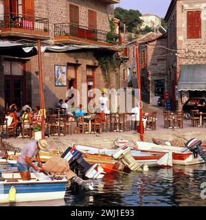 Griechenland. Lesbos Island. Molyvos. Café am Wasser und angelegte Boote. Stockfoto