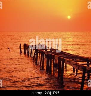 Griechenland. Lesbos Island. Baufälliger Holzsteg bei Sonnenaufgang. Stockfoto