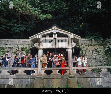 Japan. Kyoto. Kiyomizu-Tempel. Menschen sammeln Wasser vom Otowa-Wasserfall. Stockfoto