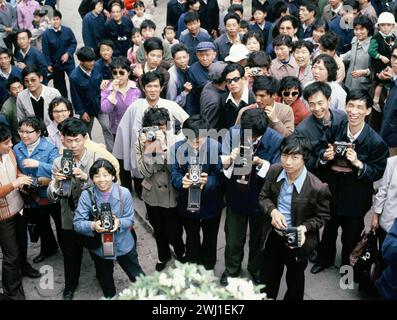 China. Shanghai. Lokale Menge von Amateurfotografen mit Kameras. 1985. Stockfoto