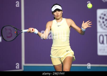 DOHA, KATAR - 12. FEBRUAR: Emma Raducanu aus Großbritannien im Kampf gegen Anhelina Kalinina aus der Ukraine in der ersten Runde am Tag 2 während der Qatar TotalEnergies Open, Teil der Hologic WTA Tour im Khalifa International Tennis and Squash Complex am 12. Februar 2024 in Doha, Katar (MB Media) Credit: MB Media Solutions/Alamy Live News Stockfoto