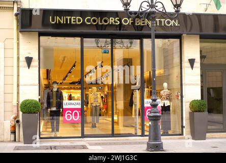 United Colors of Benetton Schaufenster während des Winterverkaufs, Fashion Street, Budapest, Ungarn Stockfoto