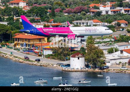 Wizzair Airbus A321neo Flugzeuge Skiathos Flughafen in Griechenland Stockfoto