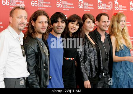 Klaus Maeck, Adam Bousdoukos, Fatih Akin, Dorka Gryllus, Anna Bederke, Moritz Bleibtreu und Pheline Roggan beim Photocall zum Kinofilm Soul Kitchen auf der Biennale di Venezia 2009 / 66. Internationale Filmfestspiele von Venedig im Palazzo del Casino. Venedig, 10.09.2009 *** Klaus Maeck, Adam Bousdoukos, Fatih Akin, Dorka Gryllus, Anna Bederke, Moritz Bleibtreu und Pheline Roggan beim Fotocall zum Film Soul Kitchen auf der Biennale di Venezia 2009 66 Venedig International Film Festival im Palazzo del Casino Venedig, 10 09 2009 Foto:xD.xBedrosianx/xFuturexImagex Soul 9903 Stockfoto