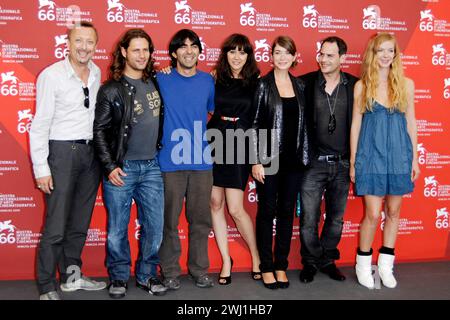 Klaus Maeck, Adam Bousdoukos, Fatih Akin, Dorka Gryllus, Anna Bederke, Moritz Bleibtreu und Pheline Roggan beim Photocall zum Kinofilm Soul Kitchen auf der Biennale di Venezia 2009 / 66. Internationale Filmfestspiele von Venedig im Palazzo del Casino. Venedig, 10.09.2009 *** Klaus Maeck, Adam Bousdoukos, Fatih Akin, Dorka Gryllus, Anna Bederke, Moritz Bleibtreu und Pheline Roggan beim Fotocall zum Film Soul Kitchen auf der Biennale di Venezia 2009 66 Venedig International Film Festival im Palazzo del Casino Venedig, 10 09 2009 Foto:xD.xBedrosianx/xFuturexImagex Soul 9902 Stockfoto