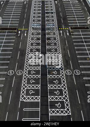 Aus der Vogelperspektive auf einen neu markierten Parkplatz mit Behindertenparkplätzen Stockfoto