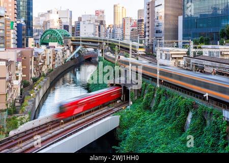 Lokaler Transport in Tokio mit Zügen der U-Bahn und der Eisenbahn der Japan Rail JR in Tokio, Japan Stockfoto