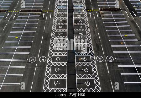 Aus der Vogelperspektive auf einen neu markierten Parkplatz mit Behindertenparkplätzen Stockfoto