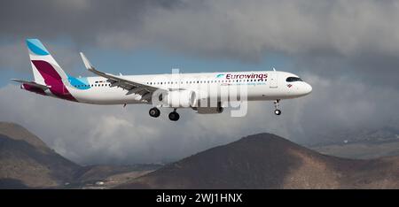 Teneriffa, Spanien 11. Februar 2024. Airbus A321-251NX Eurowings Airlines fliegt in den dunklen Wolken. Landet am Flughafen Teneriffa Stockfoto