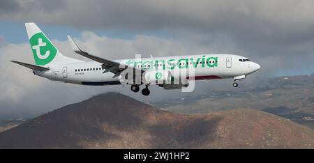 Teneriffa, Spanien 11. Februar 2024. Boeing 737-8K2 Transavia Airlines fliegt in den dunklen Wolken. Landet am Flughafen Teneriffa Stockfoto