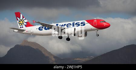 Teneriffa, Spanien 11. Februar 2024. Airbus A320-214 Edelweiss Air Airlines fliegt in den dunklen Wolken. Landet am Flughafen Teneriffa Stockfoto