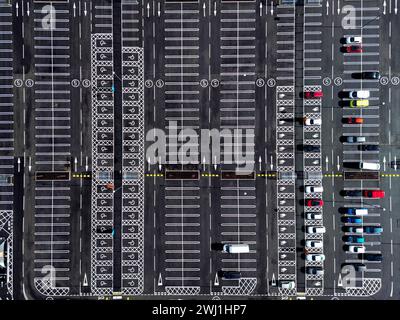 Pontyclun, Wales, Großbritannien - 11. Februar 2024: Drohnenansicht eines Parkplatzes eines neuen Supermarktes in Sainsbury's Stockfoto