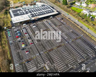 Pontyclun, Wales, Großbritannien - 11. Februar 2024: Drohnenansicht eines neuen Sainsbury's Supermarktes Stockfoto