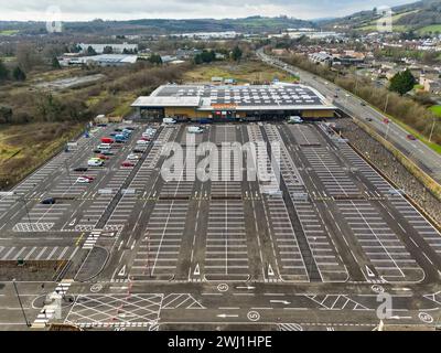 Pontyclun, Wales, Großbritannien - 11. Februar 2024: Drohnenansicht eines neuen Sainsbury's Supermarktes Stockfoto